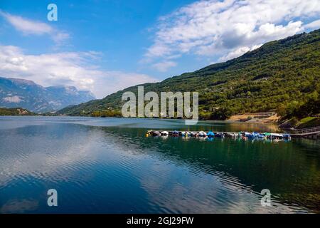 Anlegestelle und kleine Boote am touristischen Ziel des Lago di Cavedine, Lago Cavedine, Trient, Trentino, Italienische Seen, Italien Stockfoto