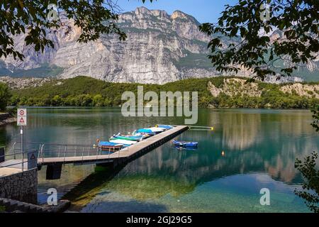 Anlegestelle und kleine Boote am touristischen Ziel des Lago di Cavedine, Lago Cavedine, Trient, Trentino, Italienische Seen, Italien Stockfoto