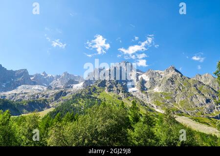 Mont-Blanc-Massiv, Planpincieux-Gletscher, an einem sonnigen Tag vom Val Ferret aus gesehen. Stockfoto