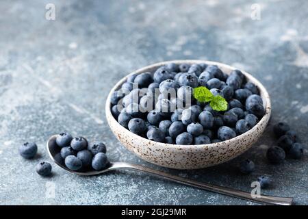 Bio-Heidelbeeren in einer Schüssel. Gesunde Sommerbeeren reich an Vitaminen und Antioxidantien Stockfoto