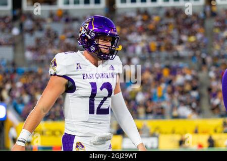 Charlotte, NC, USA. September 2021. East Carolina Pirates Quarterback Holton Ahlers (12) im ersten Quartal des Duke's Mayo Classic 2021 im Bank of America Stadium in Charlotte, NC. (Scott Kinser/Cal Sport Media). Kredit: csm/Alamy Live Nachrichten Stockfoto