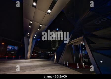 MÜNCHEN, DEUTSCHLAND - 19. Aug 2021: Die BMW Welt München als Teil der BMW Zentrale in München, Deutschland Stockfoto