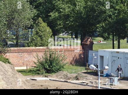 08. September 2021, Brandenburg, Oranienburg: An der Gedenkstätte für das ehemalige Konzentrationslager Oranienburg in der Berliner Straße stehen die Mauerreste der ehemaligen Brauerei Kindl. Im März 1933 hatte die örtliche SA in der ehemaligen Brauerei das erste Konzentrationslager Preußens errichtet. Bis zur Schließung des Lagers im Juli 1934 wurden hier etwa 3000 Häftlinge aus Oranienburg und Umgebung sowie aus Berlin interniert. Mindestens 16 der Häftlinge starben im Konzentrationslager Oranienburg, darunter der Schriftsteller mühsam. Die Gedenkstätte soll nun Rede sein Stockfoto