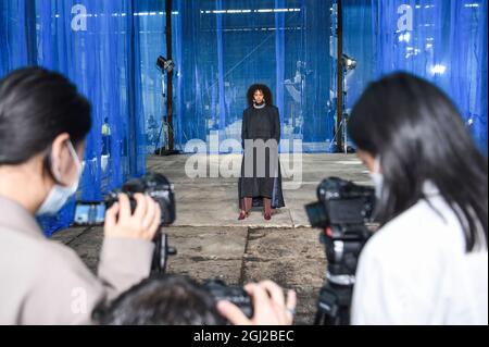 Berlin, Deutschland. September 2021. Ein Modell zeigt Kreationen des Designers William Fan aus seiner neuen Kollektion "NEIGHBOURHOOD" auf der Berlin Fashion Week in den Wilhelm Hallen. Quelle: Kira Hofmann/dpa-Zentralbild/dpa/Alamy Live News Stockfoto