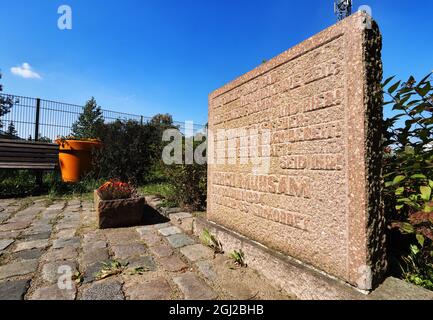 08. September 2021, Brandenburg, Oranienburg: Auf der Gedenkstätte für das ehemalige Konzentrationslager Oranienburg an der Berliner Straße steht ein Stein mit einer Inschrift zur Erinnerung an den Mord an dem Schriftsteller Erich mühsam am 10. Juli 1934. Im März 1933 hatte die örtliche SA in der ehemaligen Brauerei Kindl das erste Konzentrationslager Preußens errichtet. Bis zur Schließung des Lagers im Juli 1934 wurden hier etwa 3000 Häftlinge aus Oranienburg und Umgebung sowie aus Berlin interniert. Mindestens 16 der Häftlinge starben im Konzentrationslager Oranienburg, darunter der Schriftsteller mühsam. Das Memo Stockfoto