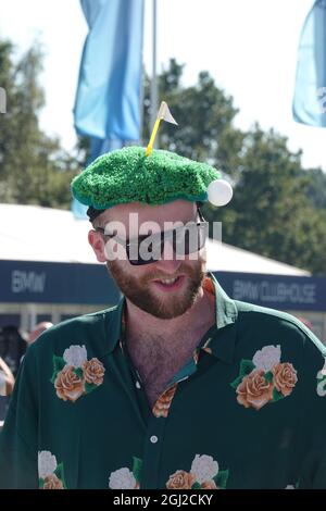 Wentworth, Surrey, Großbritannien. September 2021. Golf-Fan beim Celebrity Pro-am vor dem PGA European TourÕs Flaggschiff-Event - der BMW/PGA Championship im berühmten Wentworth Club. Kredit: Motofoto/Alamy Live Nachrichten Stockfoto