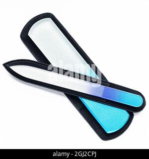 Blaue Nagellackfeilen auf weißem Hintergrund Stockfoto