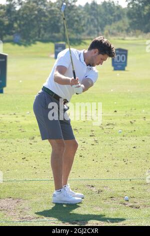 Wentworth, Surrey, Großbritannien. September 2021. Niall Horan erwärmt sich vor dem PGA European TourÕs Flaggschiff Event - der BMW/PGA Championship im berühmten Wentworth Club. Kredit: Motofoto/Alamy Live Nachrichten Stockfoto