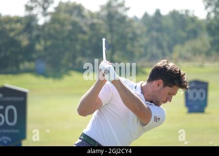 Wentworth, Surrey, Großbritannien. September 2021. Niall Horan erwärmt sich vor dem PGA European TourÕs Flaggschiff Event - der BMW/PGA Championship im berühmten Wentworth Club. Kredit: Motofoto/Alamy Live Nachrichten Stockfoto