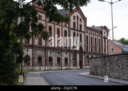 Strzelce Opolskie, Polen - 20. August 2021: Das Leben im Zentrum der Stadt. Zu Fuß durch das Zentrum. Wolkiger Sommertag. Woiwodschaft Opole Stockfoto