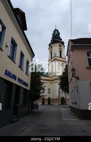 Strzelce Opolskie, Polen - 20. August 2021: Das Leben im Zentrum der Stadt. Zu Fuß durch das Zentrum. Wolkiger Sommertag. Woiwodschaft Opole Stockfoto