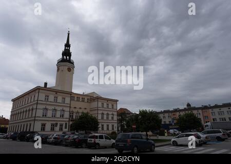 Strzelce Opolskie, Polen - 20. August 2021: Das Leben im Zentrum der Stadt. Zu Fuß durch das Zentrum. Wolkiger Sommertag. Woiwodschaft Opole Stockfoto