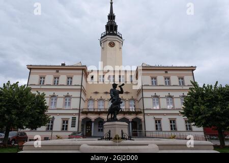 Strzelce Opolskie, Polen - 20. August 2021: Das Leben im Zentrum der Stadt. Zu Fuß durch das Zentrum. Wolkiger Sommertag. Woiwodschaft Opole Stockfoto