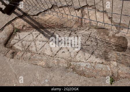 Anthropomorphe Grabstätte auf dem Boden in der Nähe der Kirche. Acebo, schöne kleine Stadt in Sierra de Gata, Cáceres, Extremadura, Spanien Stockfoto