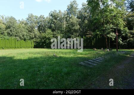 Lambinowice, Polen - 21. August 2021: Arbeitslager und Friedhof für deutsche Häftlinge unmittelbar nach Kriegsende. Sonniger Sommertag. Stockfoto