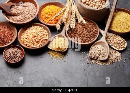 Glutenfreies Getreide. Reis, Buchweizen, Maisgrütze, Quinoa und Hirse in Holzschüsseln Stockfoto