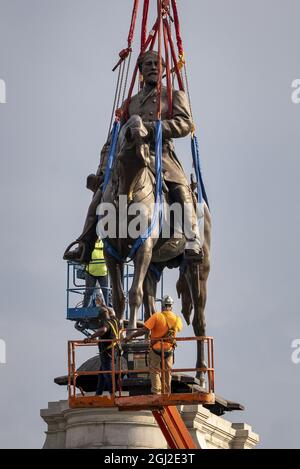 Richmond, Usa. September 2021. Die Statue von General Robert E. Lee wird am Mittwoch, 8. September 2021, in Richmond, VA, demontiert und vom Sockel gehoben. Die Statue, die 1890 in Richmond errichtet wurde, wird fast eine Woche von der Monument Avenue entfernt, nachdem der Supreme Court of Virginia den Weg für den Fall des staatlichen Denkmals nach mehreren juristischen Auseinandersetzungen freigemacht hat Foto von Ken Cedeno/UPI Credit: UPI/Alamy Live News Stockfoto