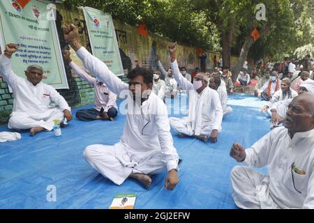 New Delhi, Indien, 08. September 2021. Die Bauern von 'Bhartiya Kisan Sangh' veranstalten am Mittwoch, dem 08. September 2021, einen Friedensprotest in Jantar Matar in Neu-Delhi, Indien. Die Landwirte fordern einen revidierten Mindeststützungspreis (MSP) für Pflanzen, der auf den Ausgaben der Landwirte jedes Staates basiert. Sie sagten, dass die Ausgaben für die Landwirte in jedem Staat unterschiedlich seien, denn der Mindeststützungspreis „MSP“ sollte anders sein. Foto von Akash Anshuman/ABACAPRESS.COM Stockfoto