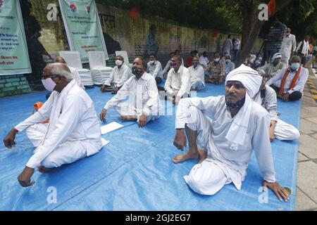 New Delhi, Indien, 08. September 2021. Die Bauern von 'Bhartiya Kisan Sangh' veranstalten am Mittwoch, dem 08. September 2021, einen Friedensprotest in Jantar Matar in Neu-Delhi, Indien. Die Landwirte fordern einen revidierten Mindeststützungspreis (MSP) für Pflanzen, der auf den Ausgaben der Landwirte jedes Staates basiert. Sie sagten, dass die Ausgaben für die Landwirte in jedem Staat unterschiedlich seien, denn der Mindeststützungspreis „MSP“ sollte anders sein. Foto von Akash Anshuman/ABACAPRESS.COM Stockfoto