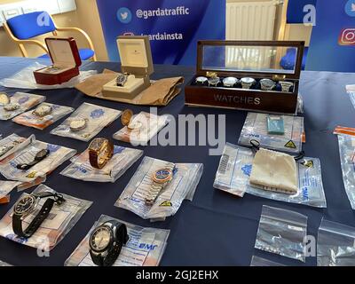 Gestohlene Schmuckstücke im Wert von 155,000 Euro in den Büros von an Garda Siochana in Dublin, die Detektive zu ihren Besitzern zurückkehren möchten, nachdem sie von Offizieren beschlagnahmt wurden. Es wird geglaubt, die Einzelteile ??? Dazu gehören 41 Uhren, 32 Ringe und eine Reihe von Diamanten im Wert von 55,000 Euro ??? Waren alle von Einbrechern. Bilddatum: Mittwoch, 8. September 2021. Stockfoto