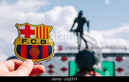 14. Juni 2021 Barcelona, Spanien. Das Emblem des Fußballvereins FC Barcelona vor dem Hintergrund des modernen Stadions. Stockfoto