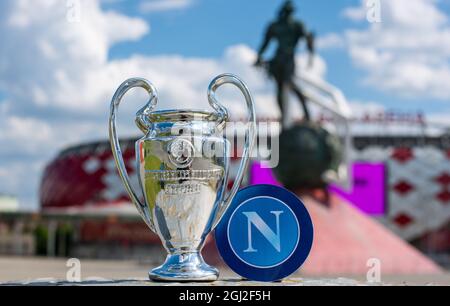 14. Juni 2021 Moskau, Russland. Das Emblem des napolischen Fußballvereins und des UEFA Champions League Cups vor dem Hintergrund der Otkrystie Arena st Stockfoto