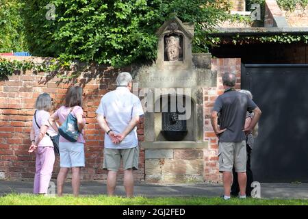 Hereford UK - Besucher am Standort des St. Ethelbert's Well an der Kreuzung von Castle Hill und Quay Street Hereford UK Stockfoto