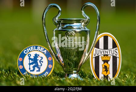 27. August 2021 London, England. Die Embleme der Fußballvereine Chelsea F.C. London und Juventus F.C. Turin und der UEFA Champions League Cup auf der gr Stockfoto
