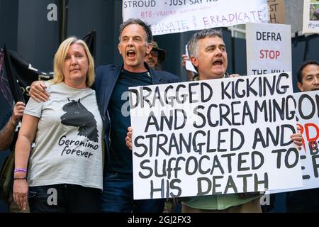 Helen Macdonald (links), Inhaberin von Geronimo the Alpaca, Dr. Iain McGill (Mitte) und Dominic Dyer (rechts) sowie Mitglieder der Kampagne „Justice for Geronimo“ und „Stop Badger Cull“ halten vor den Büros des Umweltministeriums einen Protest ab. Food and Rural Affairs (Defra) im Zentrum von London gegen die Tötung der Alpaka. Bilddatum: Mittwoch, 8. September 2021. Stockfoto