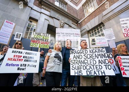 Helen Macdonald (zweite links), Besitzerin von Geronimo the Alpaca, Dr. Iain McGill (Mitte) und Dominic Dyer sowie Mitglieder der Kampagne „Justice for Geronimo“ und „Stop Badger Cull“ halten vor den Büros des Umweltministeriums einen Protest ab. Food and Rural Affairs (Defra) im Zentrum von London gegen die Tötung der Alpaka. Bilddatum: Mittwoch, 8. September 2021. Stockfoto