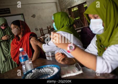 Dhaka, Bangladesch. September 2021. DHAKA, BANGLADESCH - 7. SEPTEMBER: Eine Person erhält die erste Dosis Sinopharm-Impfstoff während eines Gesundheitsprogramms gegen Covid-19, als Versuch, Infektionen durch Coronavirus zu reduzieren, nachdem die positiven Fälle mit der Delta-Variante am 7. September 2021 zunehmen. In Dhaka, Bangladesch. (Foto von Fatima-Tuj-Johora/Eyepix Group/Sipa USA) Quelle: SIPA USA/Alamy Live News Stockfoto