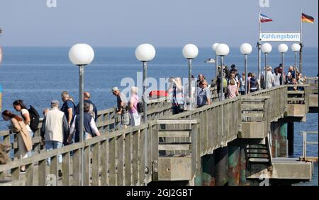 08. September 2021, Mecklenburg-Vorpommern, Kühlungsborn: Besucher sind auf der Seebrücke unterwegs. Strand und Liegen sind nicht mehr so voll wie in der Hauptsaison, aber immer noch gut besucht. Zu Beginn der MV-Tourismustage, die von 08 bis 10.09.2021 digital stattfinden werden, wurde eine Studie zur Akzeptanz des Tourismus vorgestellt, wonach die Mecklenburg-Vorpommerns die große Zahl der Urlauber in ihrem Land nicht nur positiv sehen. Foto: Bernd Wüstneck/dpa-Zentralbild/dpa Stockfoto