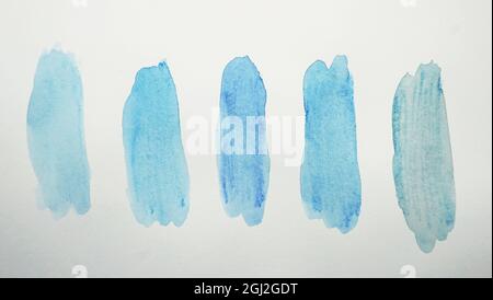 Blättern Sie durch den abstrakten blauen Aquarellhintergrund mit bunten Mischfarben Stockfoto