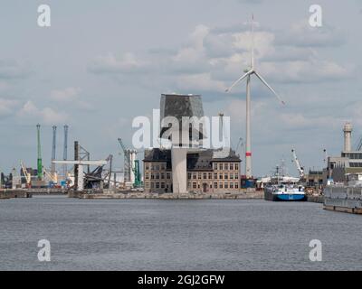 Antwerpen, Belgien, 21. August 2021, vor dem Hafenhaus oder Hafengebäude in Antwerpen mit der alten Feuerwache unten, Foto aus dem Stockfoto