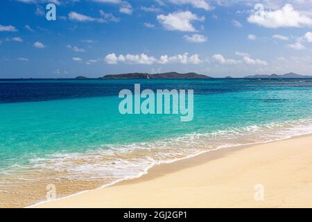 Karibik-Insel Blick auf Mayreau und die Grenadinen von einem Sandstrand auf Palm Island, mit Türkisfarbenem Ozean und sanften Wellenlängsradien. Stockfoto