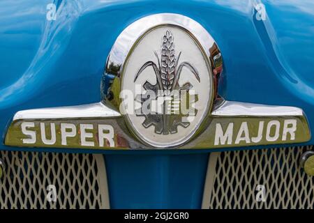 Nahaufnahme Detail eines Oldtimer-, Blau-, Fordson Super Major-Traktorenabzeichens und Grills. Stockfoto