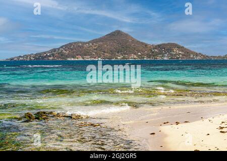 Türkisfarbenes, karibisches Meer Blick auf Petite Martinique von der Küste der Insel Mopian mit kleinen Wellen: Saint Vincent und die Grenadinen. Stockfoto