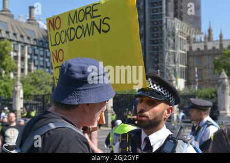 Regierungsfeindliche Kundgebung in London. Eine kleine Gruppe von Verschwörungstheoretikern und regierungsfeindlichen Aktivisten versammelten sich auf dem Parliament Square, um sich gegen britische Covid-Beschränkungen, Impfungen und Covid-Impfpass zu wehren. Stockfoto