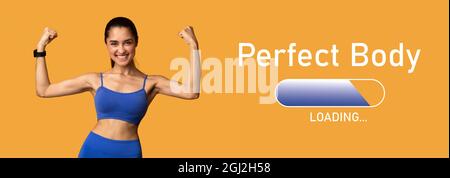 Fröhliche junge Dame in Sportswear, die ihre Bizepssmuskeln demonstriert, sportlichen Lifestyle auf orangenem Studiohintergrund führt, Collage mit perfektem Body Loadi Stockfoto