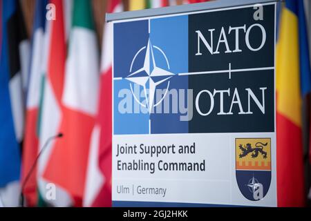 08. September 2021, Baden-Württemberg, Ulm: Das Logo des NATO-Kommandos JSEC steht vor Flaggen. Das sogenannte Joint Support and Enabling Command (JSEC) ist bereits seit Juli dieses Jahres ein operatives Kommandoquartier der NATO. Die Erklärung der vollen Einsatzbereitschaft markiert das Ende der Aufbauphase des Kommandos in Ulm. Foto: Stefan Puchner/dpa Stockfoto