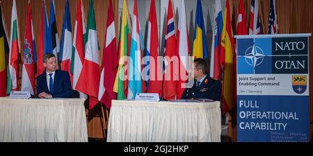 08. September 2021, Baden-Württemberg, Ulm: Thomas Silberhorn (CSU, l), Staatssekretär im Verteidigungsministerium, sitzt neben dem Kommandanten des NATO-Kommandos JSEC, Jürgen Knappe, bei einer Pressekonferenz im Kongresszentrum. Das sogenannte Joint Support and Enabling Command (JSEC) ist bereits seit Juli dieses Jahres ein operatives Kommandoquartier der NATO. Die Erklärung der vollen Einsatzbereitschaft markiert das Ende der Aufbauphase des Kommandos in Ulm. Foto: Stefan Puchner/dpa Stockfoto