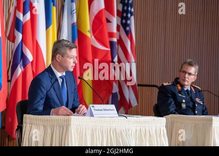 08. September 2021, Baden-Württemberg, Ulm: Thomas Silberhorn (CSU, l), Staatssekretär im Verteidigungsministerium, sitzt neben dem Kommandanten des NATO-Kommandos JSEC, Jürgen Knappe, bei einer Pressekonferenz im Kongresszentrum. Das sogenannte Joint Support and Enabling Command (JSEC) ist bereits seit Juli dieses Jahres ein operatives Kommandoquartier der NATO. Die Erklärung der vollen Einsatzbereitschaft markiert das Ende der Aufbauphase des Kommandos in Ulm. Foto: Stefan Puchner/dpa Stockfoto