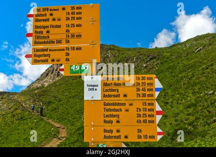 Wegweiser für Wanderwege am Furkapass, Wallis, Schweiz Stockfoto