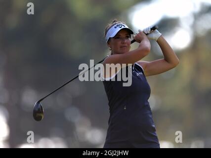 Helen Skelton schlägt am 11. Während des Pro-am für die BMW PGA Championship im Wentworth Golf Club, Virginia Water, ab. Bilddatum: Mittwoch, 8. September 2021. Stockfoto