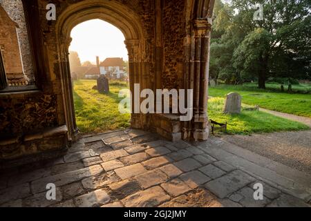 Thaxted Essex England Early Morning Photograph von Brian Harris 7 Sept 2021 Thaxted Church, St. John the Baptist with Our Lady and St Laurence, and Grav Stockfoto