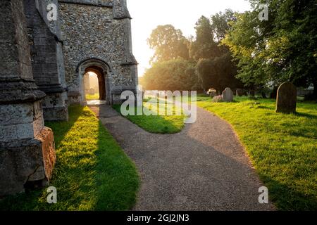 Thaxted Essex England Early Morning Photograph von Brian Harris 7 Sept 2021 Thaxted Church, St. John the Baptist with Our Lady and St Laurence, and Grav Stockfoto