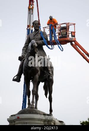 Richmond, Virginia, USA. September 2021. Um 8.55 Uhr wurde die Statue von Robert E. Lee vom Sockel gehoben, von dem er 131 Jahre lang als Symbol der weißen Vorherrschaft auf der Monument Avenue in Richmond, VA, aufstand. Die Statue der Konföderierten, die 1890 errichtet wurde, ist die größte erhaltene Statue in den USA. Der 40 Meter hohe Granitsockel, auf dem die Lee-Statue sitzt, wird während eines gemeinschaftsgetriebenen Bemühens um die ''˜reimagine' Monument Avenue an ihrem Platz bleiben. (Bild: © Bob Karp/ZUMA Press Wire) Stockfoto