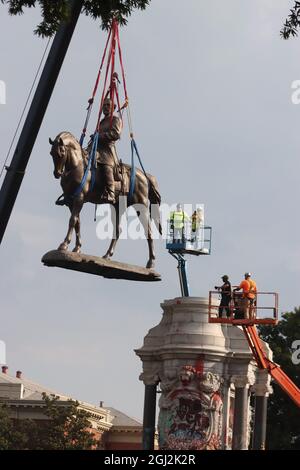 Richmond, Virginia, USA. September 2021. Um 8.55 Uhr wurde die Statue von Robert E. Lee vom Sockel gehoben, von dem er 131 Jahre lang als Symbol der weißen Vorherrschaft auf der Monument Avenue in Richmond, VA, aufstand. Die Statue der Konföderierten, die 1890 errichtet wurde, ist die größte erhaltene Statue in den USA. Der 40 Meter hohe Granitsockel, auf dem die Lee-Statue sitzt, wird während eines gemeinschaftsgetriebenen Bemühens um die ''˜reimagine' Monument Avenue an ihrem Platz bleiben. (Bild: © Bob Karp/ZUMA Press Wire) Stockfoto