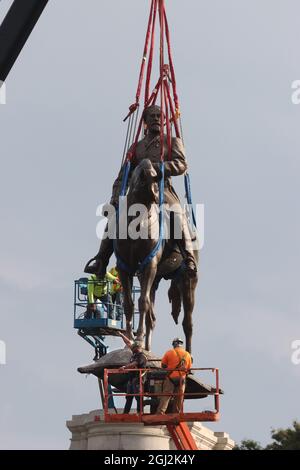 Richmond, Virginia, USA. September 2021. Um 8.55 Uhr wurde die Statue von Robert E. Lee vom Sockel gehoben, von dem er 131 Jahre lang als Symbol der weißen Vorherrschaft auf der Monument Avenue in Richmond, VA, aufstand. Die Statue der Konföderierten, die 1890 errichtet wurde, ist die größte erhaltene Statue in den USA. Der 40 Meter hohe Granitsockel, auf dem die Lee-Statue sitzt, wird während eines gemeinschaftsgetriebenen Bemühens um die ''˜reimagine' Monument Avenue an ihrem Platz bleiben. (Bild: © Bob Karp/ZUMA Press Wire) Stockfoto