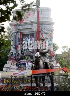 Richmond, Virginia, USA. September 2021. Um 8.55 Uhr wurde die Statue von Robert E. Lee vom Sockel gehoben, von dem er 131 Jahre lang als Symbol der weißen Vorherrschaft auf der Monument Avenue in Richmond, VA, aufstand. Die Statue der Konföderierten, die 1890 errichtet wurde, ist die größte erhaltene Statue in den USA. Der 40 Meter hohe Granitsockel, auf dem die Lee-Statue sitzt, wird während eines gemeinschaftsgetriebenen Bemühens um die ''˜reimagine' Monument Avenue an ihrem Platz bleiben. (Bild: © Bob Karp/ZUMA Press Wire) Stockfoto